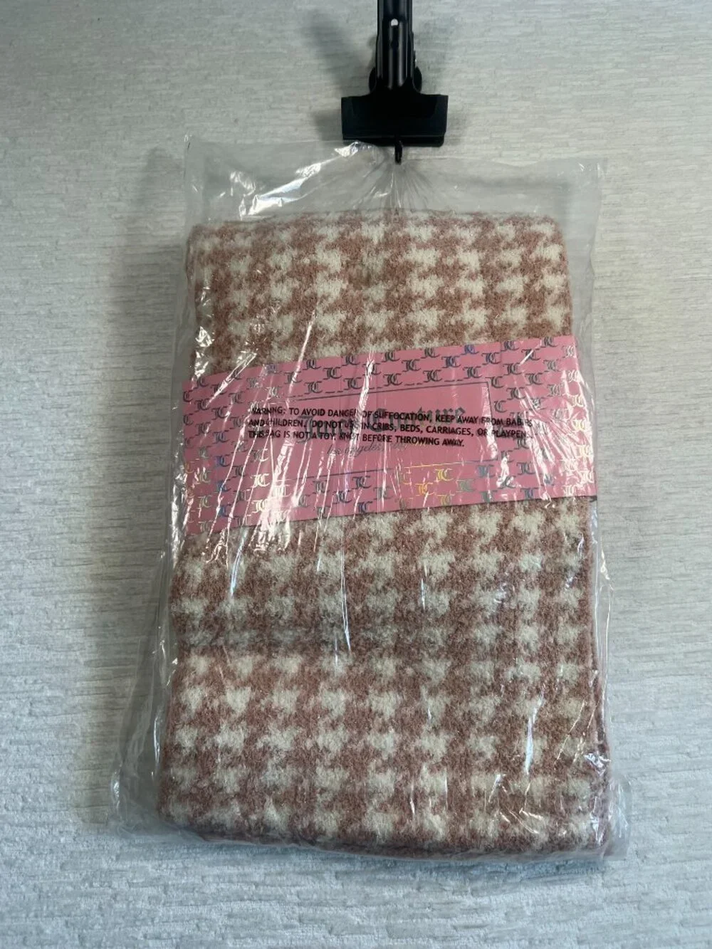 Juicy Couture Pink & White Houndstooth 3-Piece Knit Set NWT Scarf Beanie Gloves